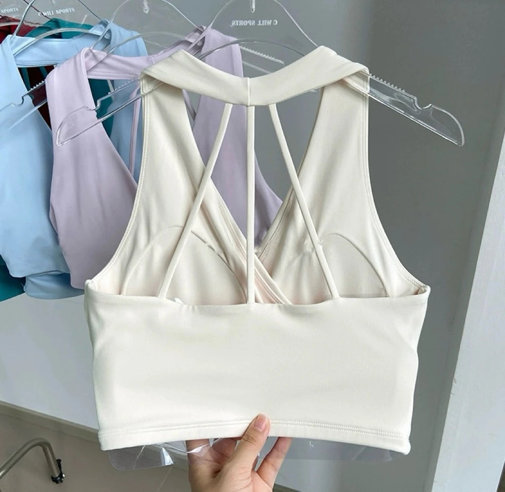 Sujetador deportivo para mujer: sin costuras, con relleno, espalda descubierta, resistente a impactos y estilo crop top; ideal para yoga, gimnasio y fitness.