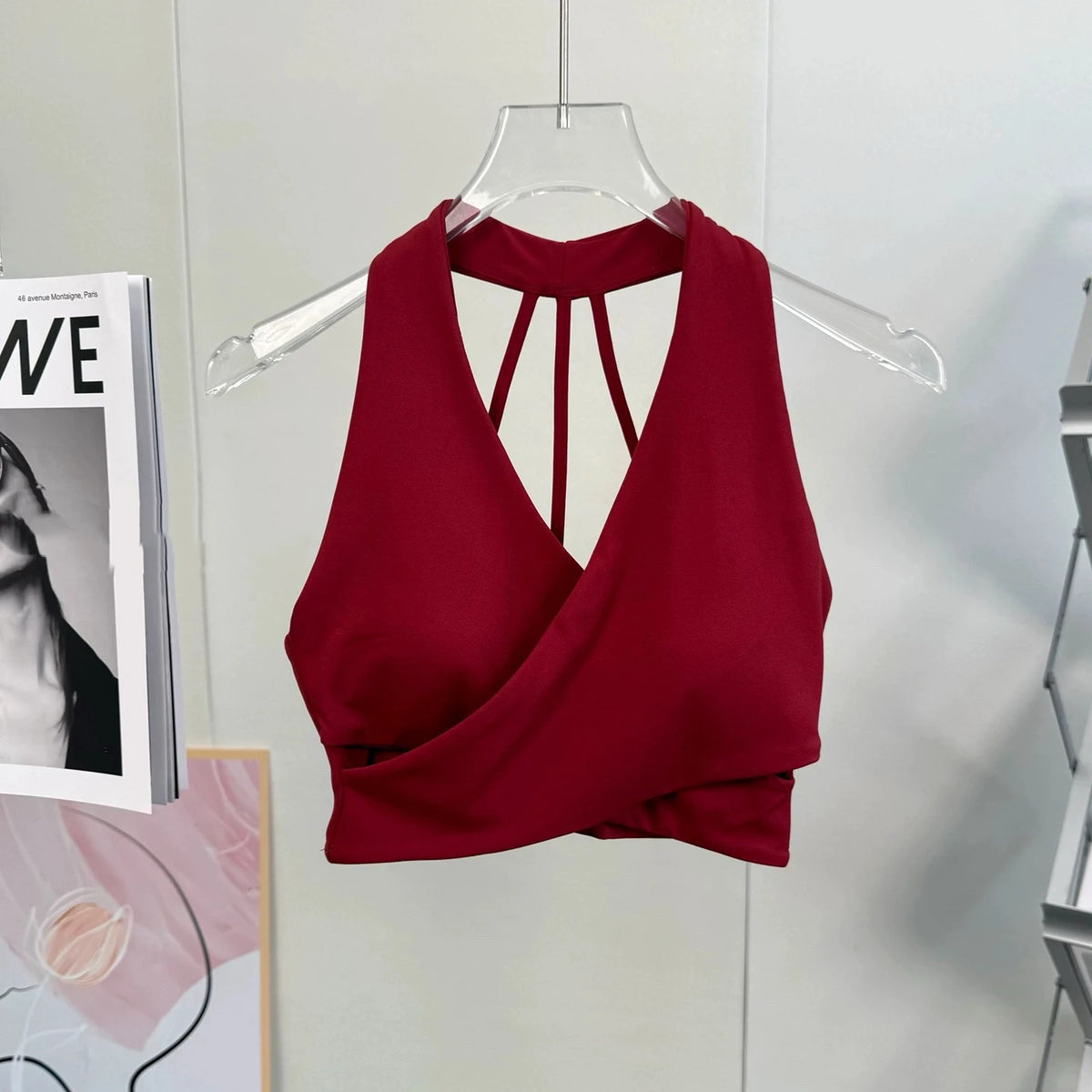 Sujetador deportivo para mujer: sin costuras, con relleno, espalda descubierta, resistente a impactos y estilo crop top; ideal para yoga, gimnasio y fitness.