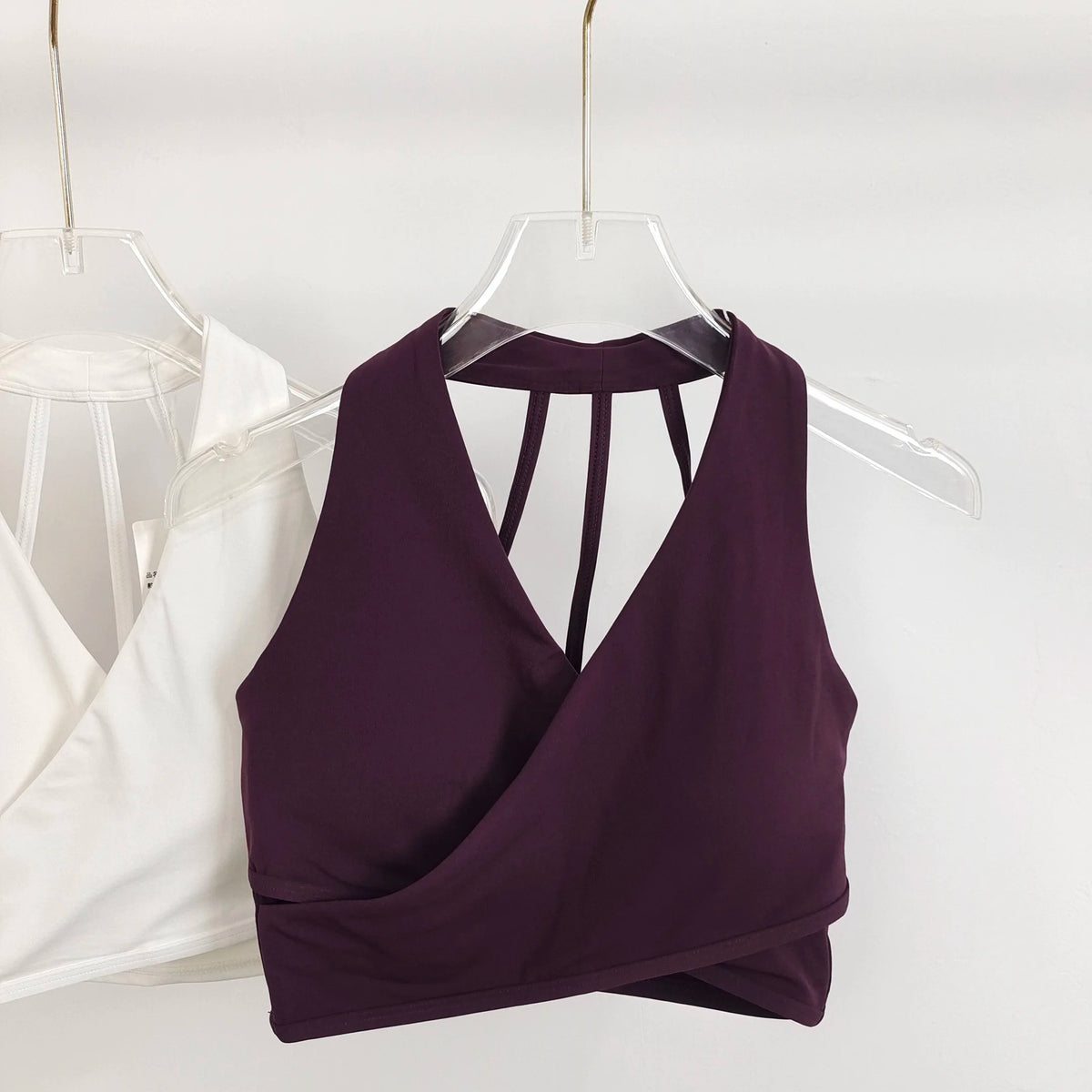 Sujetador deportivo para mujer: sin costuras, con relleno, espalda descubierta, resistente a impactos y estilo crop top; ideal para yoga, gimnasio y fitness.