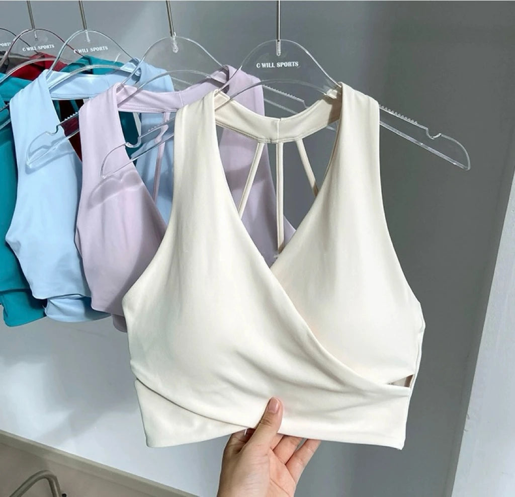 Sujetador deportivo para mujer: sin costuras, con relleno, espalda descubierta, resistente a impactos y estilo crop top; ideal para yoga, gimnasio y fitness.