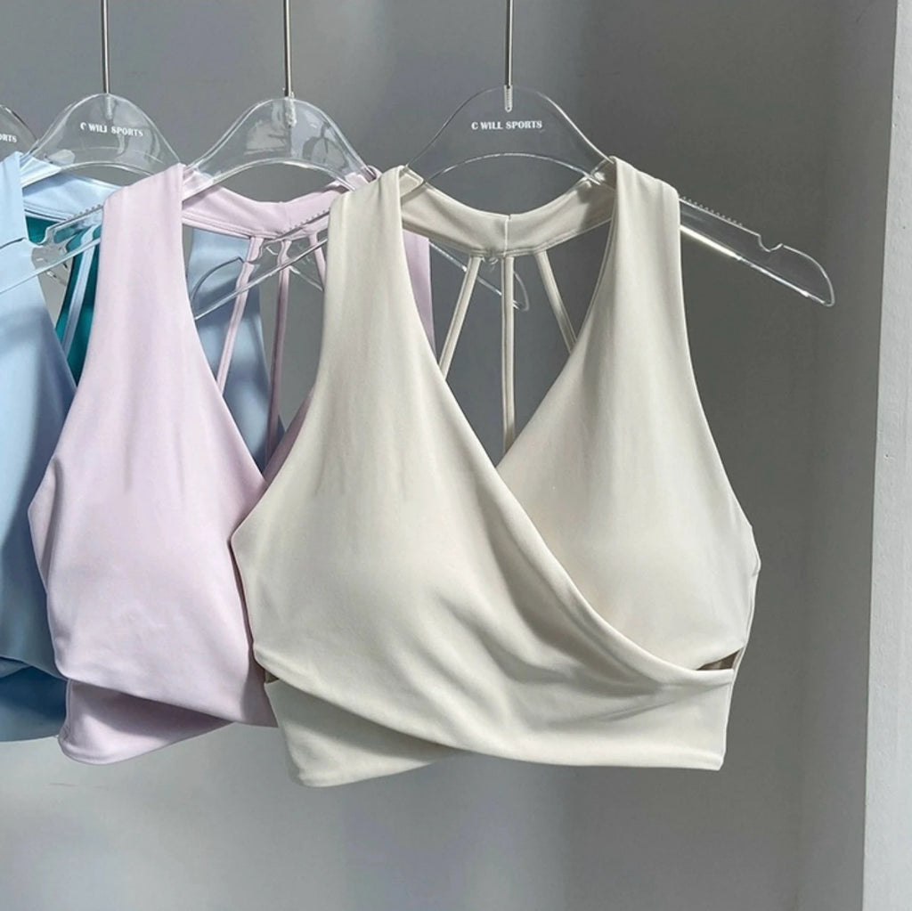 Sujetador deportivo para mujer: sin costuras, con relleno, espalda descubierta, resistente a impactos y estilo crop top; ideal para yoga, gimnasio y fitness.
